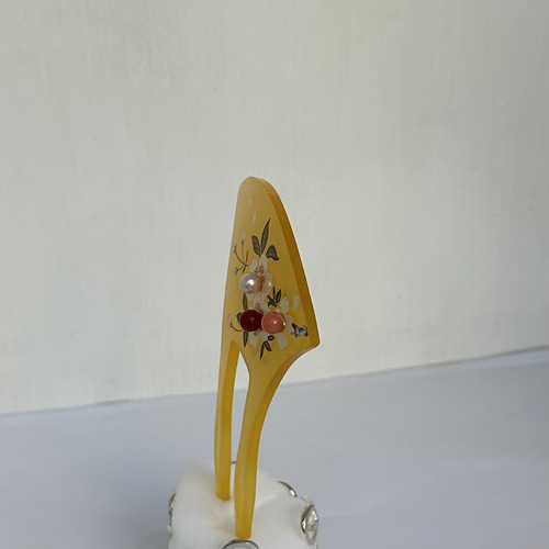 ☆ 珊瑚 と 真珠 の 簪 珊瑚と本真珠付き 蒔絵入り かんざし 『桜』 アメ色樹脂製 R51119H1