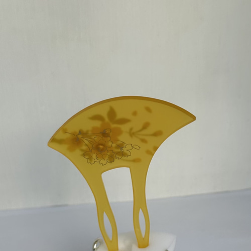 珊瑚と本真珠付き 蒔絵入り かんざし 『桜』 アメ色樹脂製 R51119H1