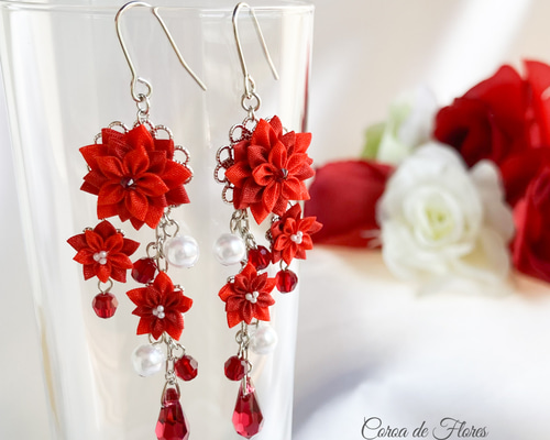 つまみ細工とクリスタルガラスのゆれるピアス/イヤリング(赤) 正絹羽二