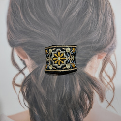 インド刺繍リボンのポニーフック　ブラックイエロー　結んだ髪に差し込むだけで簡単にアレンジできます❁ 4枚目の画像