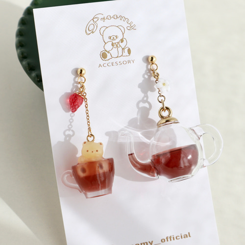 cafe time】クマのカップとストロベリーティーポット ピアス 