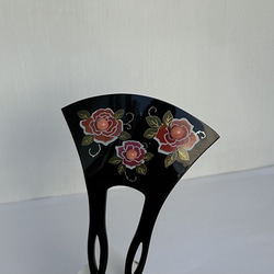 ピンク珊瑚玉・薔薇の蒔絵入り　かんざし　黒　樹脂製　R51119H2 6枚目の画像