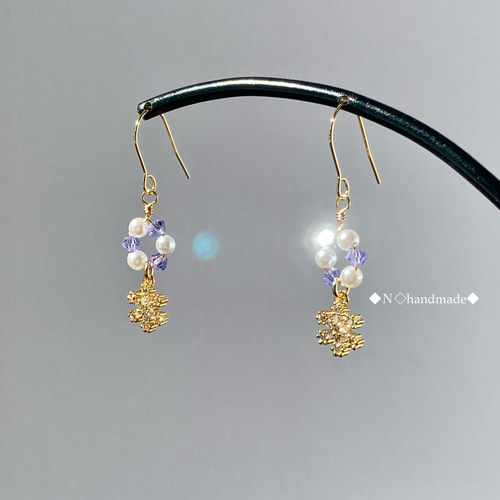 雪の結晶ピアス〈キュービックジルコニア〉ゴールドカラー　アレキサンドライト 雪の結晶ピアス〈キュービックジルコニア〉ゴールドカラー