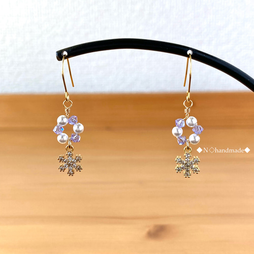 雪の結晶ピアス〈キュービックジルコニア〉ゴールドカラー 