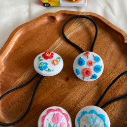 エメラルドグリーンハイビスカス☆手刺繍☆2.7センチくるみボタンヘアゴム2点 エメラルドグリーンハイビスカス☆手刺繍☆2.7センチくるみボタン