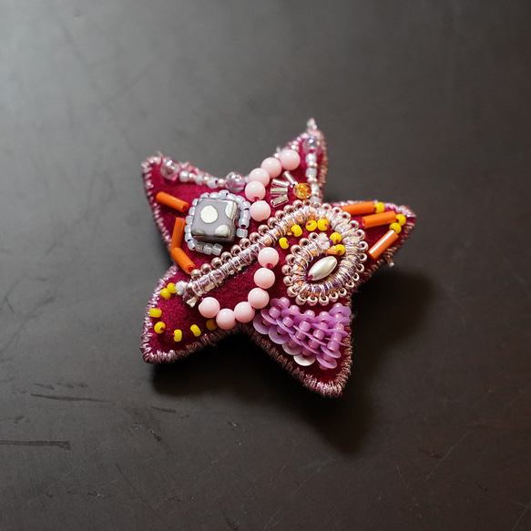 ビーズ刺繍のとても軽い星のブローチ 1　ピンク 1枚目の画像