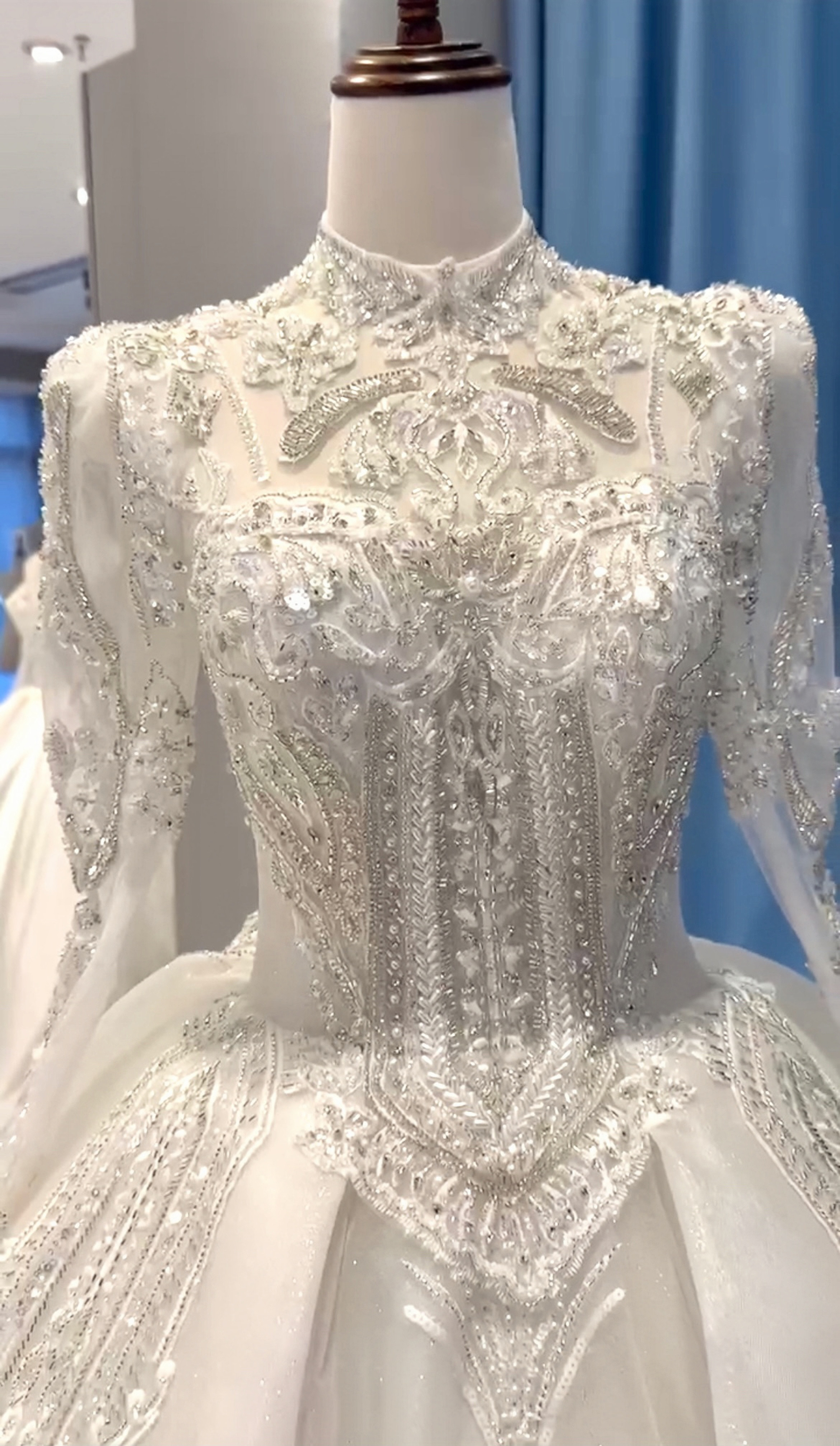 豪華！たっぷりビジュー　きらきらウェディングドレス　肩あり　長袖　冬婚にぴったり　水波　ストーンサイズオーダー可能結婚式