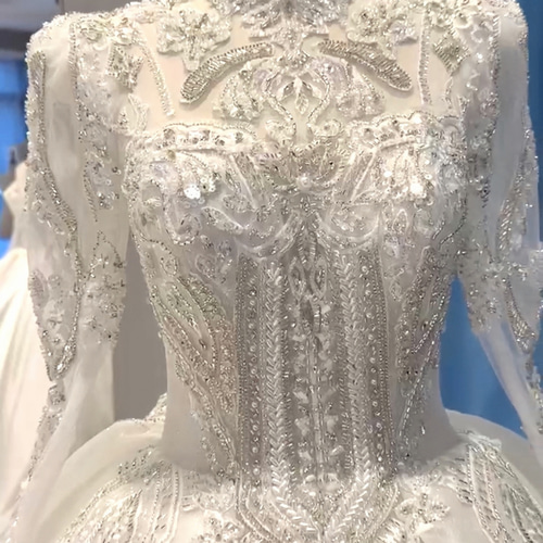 豪華！たっぷりビジュー きらきらウェディングドレス 肩あり 長袖 冬婚  