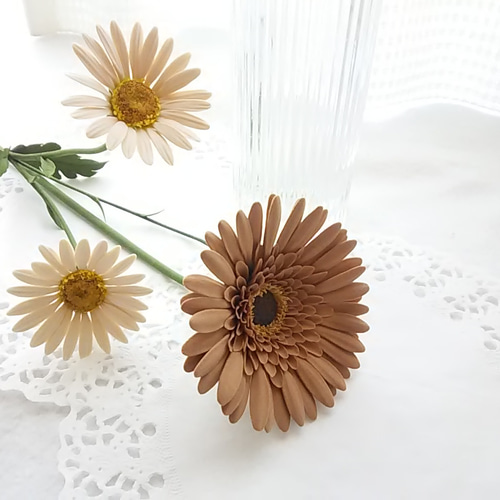 現品限り】❁黒芯・ブラウンのガーベラとベージュのマーガレットの2本