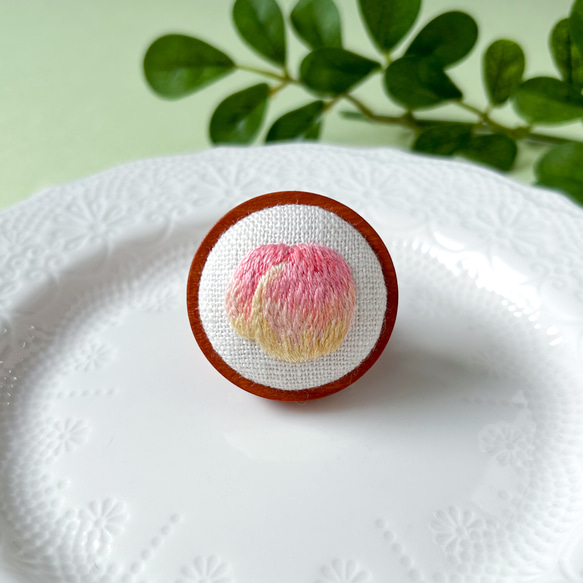 桃の手刺繍木枠ブローチ 1枚目の画像