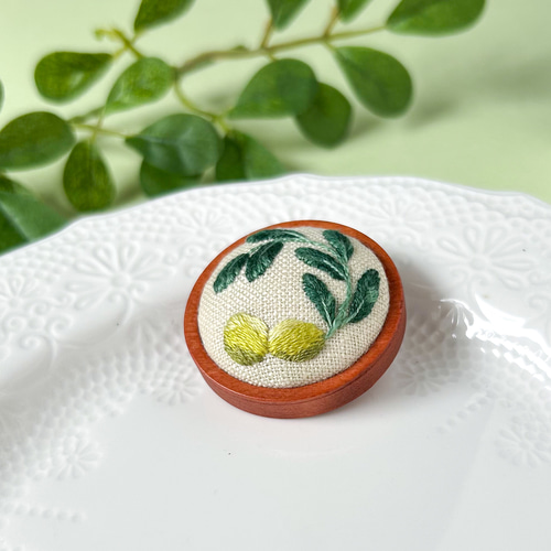 オリーブの手刺繍木枠ブローチ ブローチ 刺繍屋miyako 通販