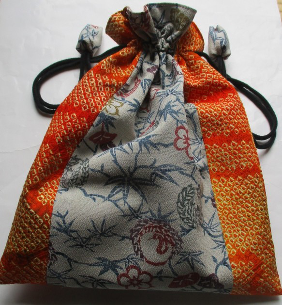 ７４８１　絞りと花柄の着物で作った巾着袋　＃送料無料 2枚目の画像