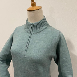 パウダーウール　ジップハイネックセーター　メランジサックス 4枚目の画像