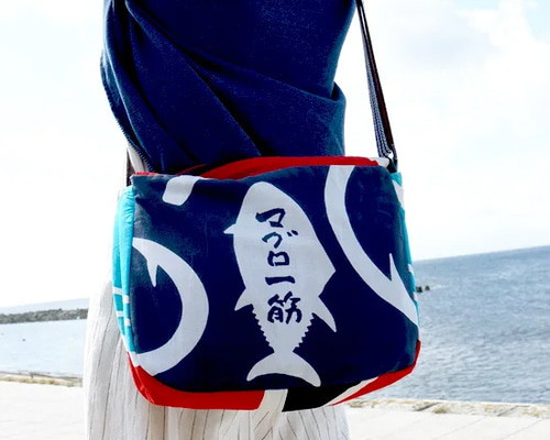 大漁旗×マグロ一筋手ぬぐい】大漁だべさショルダーバッグ_赤/紺