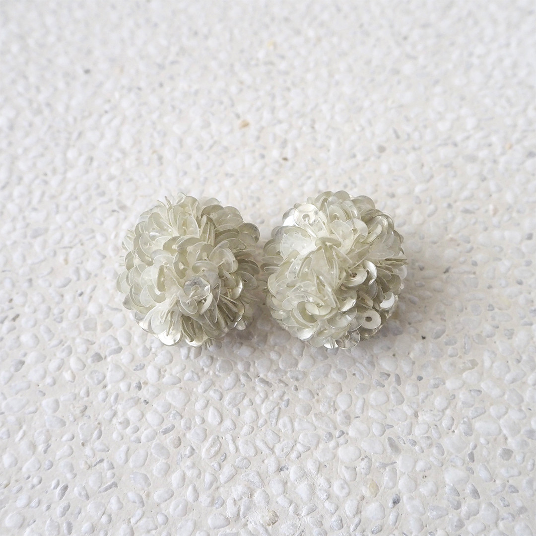 SUGAR PLUM イヤリング ASH WHITE・オートクチュール刺繍アクセサリー