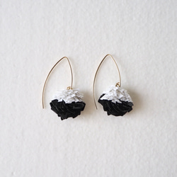 オートクチュール刺繍▫️MINO ピアス #ER2002 WHITE × BLACK / リュネビル刺繍 1枚目の画像