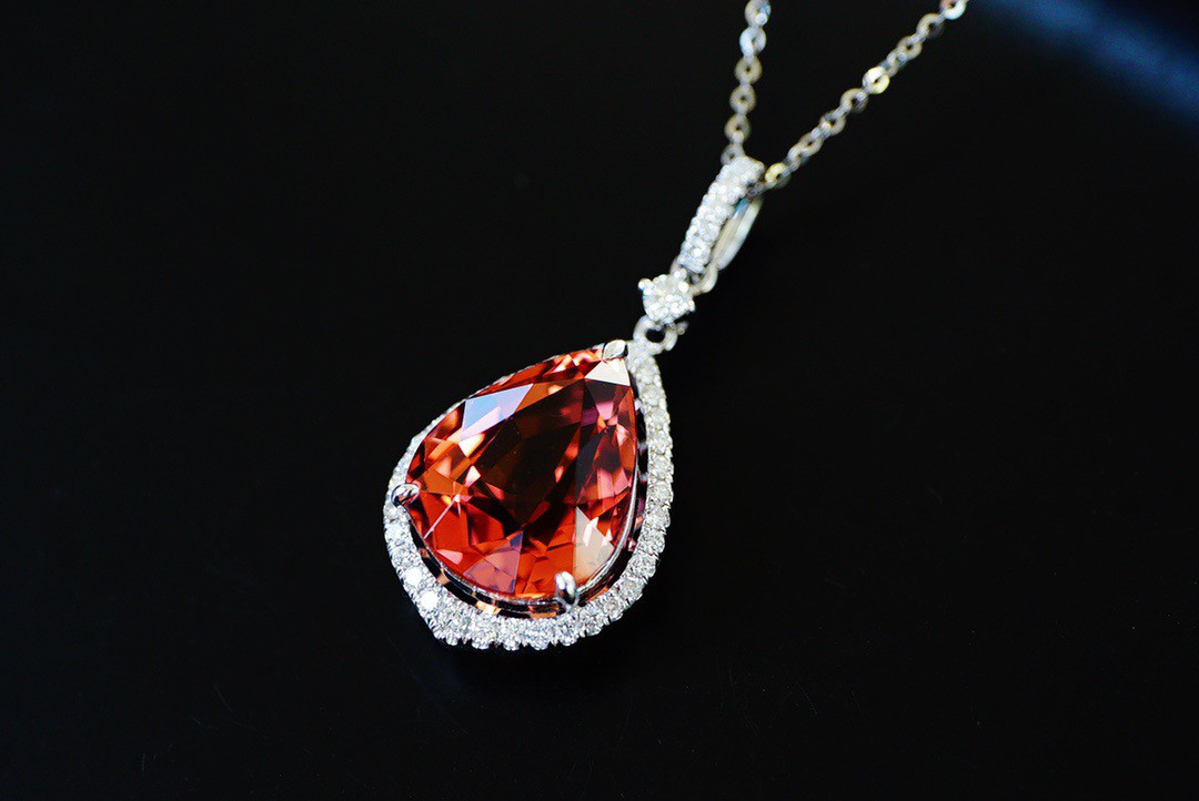 「贅沢」K18  天然トルマリン　天然ダイヤモンド　上品　幸運　友情　希望　10月誕生石 7.5ct ペンダントのみ