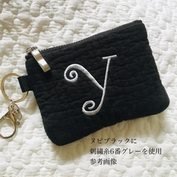 ワンポイント刺繍　nubi コインケース　ヌビ　イブル　ミニポーチ　ヌビポーチ　アルファベット　刺繍　イニシャル　名入れ 2枚目の画像