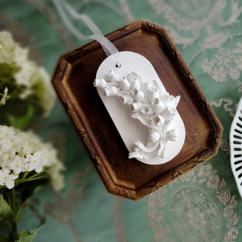 白いオーナメント □ アロマストーン 春の鈴蘭 すずらん ミュゲ