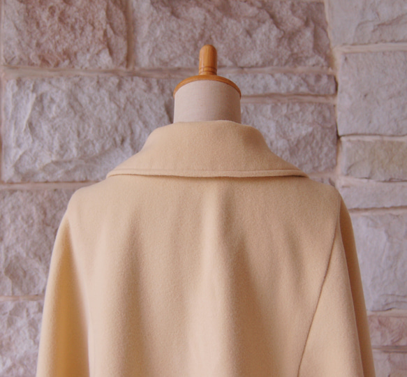 【優雅披肩大衣】羊毛羊絨，可愛又美味的蛋黃色 第10張的照片