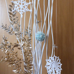 雪の結晶モチーフ✨ニットボール大✨のオーナメント３点セット【送料無料】クリスマス　インテリア雑貨　壁掛け 1枚目の画像