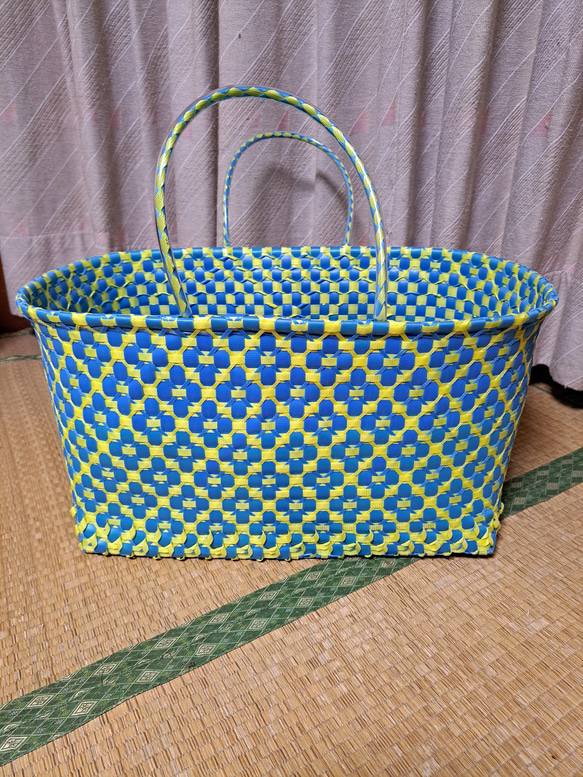 みどり様専用　特注背負いかご　サイズ30×50×35に変更(模様編み　はけご　小 模様b-青-黄) 1枚目の画像