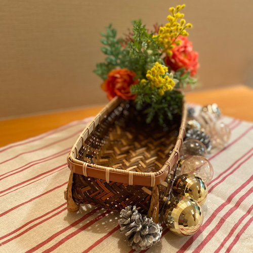 華やかな色合いを引き立てる 足付き竹かご その他インテリア雑貨 T's