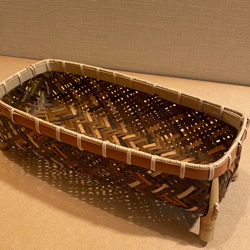 華やかな色合いを引き立てる 足付き竹かご その他インテリア雑貨