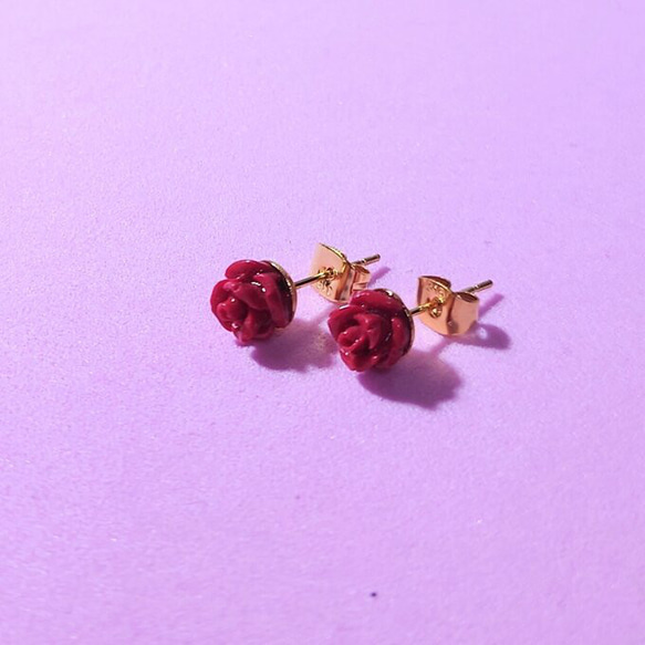 小粒 赤い薔薇コーラル（珊瑚） ステンレス スタッドピアス 2枚目の画像