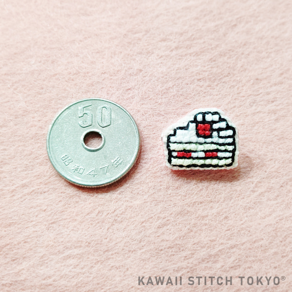 ケーキ【ブローチ】バッチ バッジ スイーツ デザート おやつ 刺繍 かわいい クロスステッチ ポップ オーダーメイド 2枚目の画像