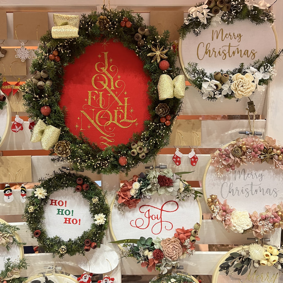 【刺繍枠 × プリザーブドフラワー】Christmas wreathe風 -Joy- 2枚目の画像