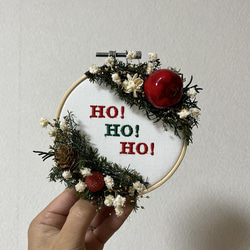 【刺繍枠 × プリザーブドフラワー】Christmas wreathe風 -Ho!Ho!Ho!- 1枚目の画像