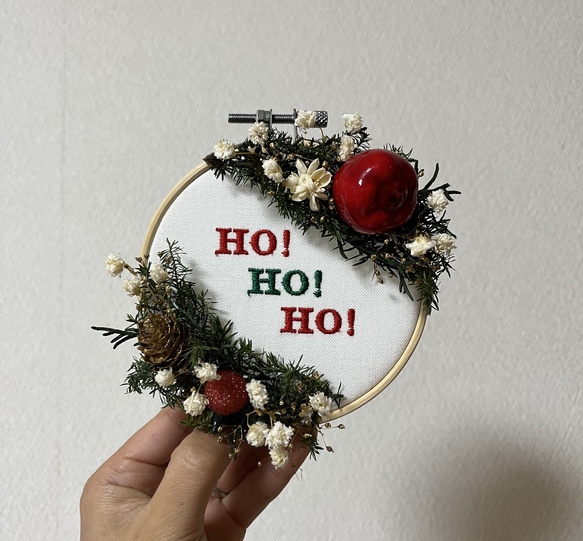 【刺繍枠 × プリザーブドフラワー】Christmas wreathe風 -Ho!Ho!Ho!- 1枚目の画像