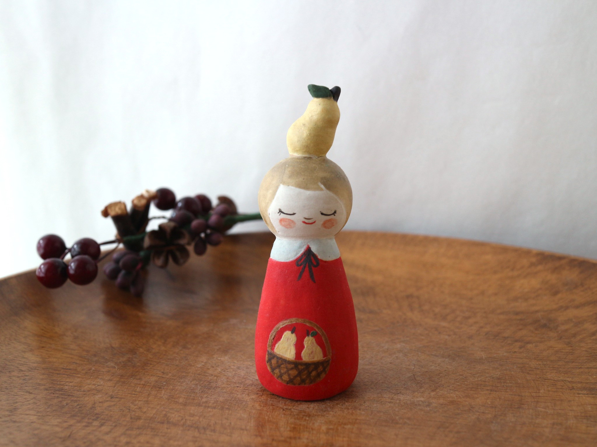 陶器で作った人形   noru doll ( ノルドール )  　洋梨 (洋梨とバスケット)