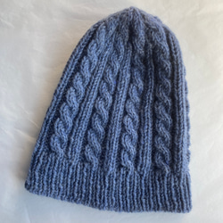ちょこっとかぶる暖か縄編みのニット帽　キッズニット帽としてもおすすめ　純毛毛糸で編んだ手編みの帽子　スモーキーブルー 2枚目の画像