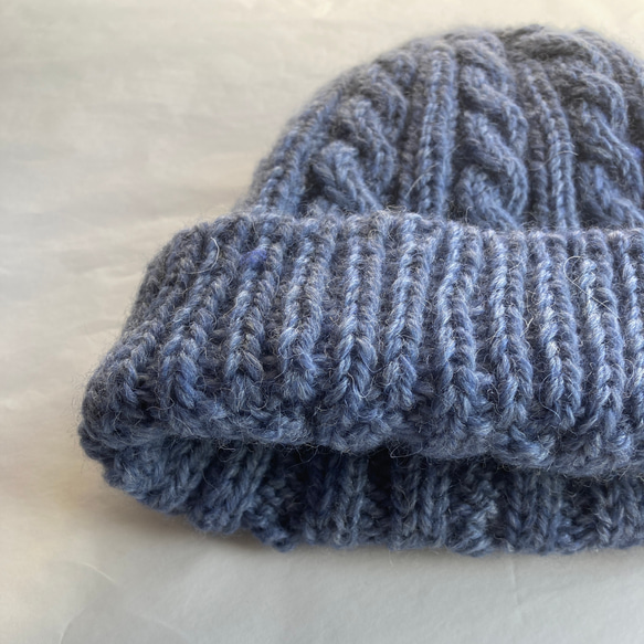 ちょこっとかぶる暖か縄編みのニット帽　キッズニット帽としてもおすすめ　純毛毛糸で編んだ手編みの帽子　スモーキーブルー 4枚目の画像