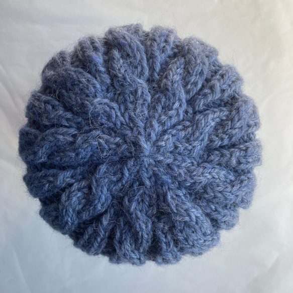 ちょこっとかぶる暖か縄編みのニット帽　キッズニット帽としてもおすすめ　純毛毛糸で編んだ手編みの帽子　スモーキーブルー 3枚目の画像