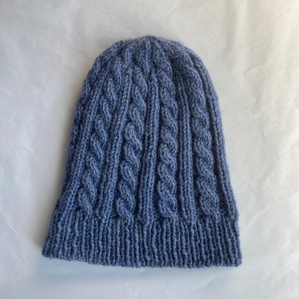 ちょこっとかぶる暖か縄編みのニット帽　キッズニット帽としてもおすすめ　純毛毛糸で編んだ手編みの帽子　スモーキーブルー 5枚目の画像