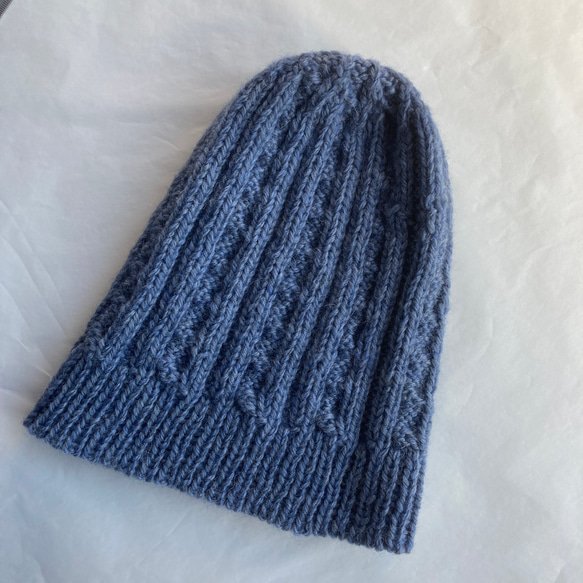 ちょこっとかぶる暖か縄編みのニット帽　キッズニット帽としてもおすすめ　純毛毛糸で編んだ手編みの帽子　スモーキーブルー 6枚目の画像