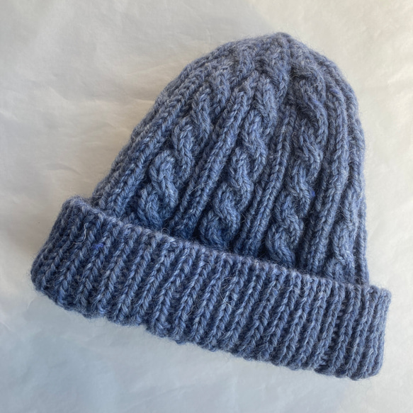 ちょこっとかぶる暖か縄編みのニット帽　キッズニット帽としてもおすすめ　純毛毛糸で編んだ手編みの帽子　スモーキーブルー 1枚目の画像