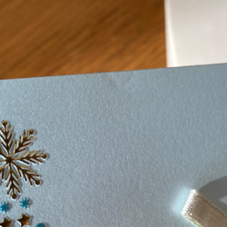 小さな難ありの為20％引！イタリア製　大人のクリスマスカード『エンボス加工　きらきら箔押し　ツリー水色』～リボン付き～⑧ 5枚目の画像