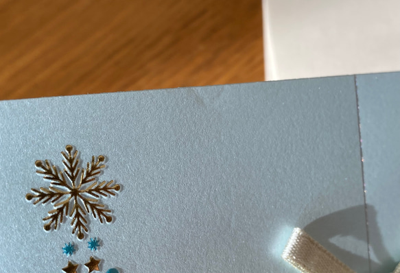 小さな難ありの為20％引！イタリア製　大人のクリスマスカード『エンボス加工　きらきら箔押し　ツリー水色』～リボン付き～⑧ 5枚目の画像