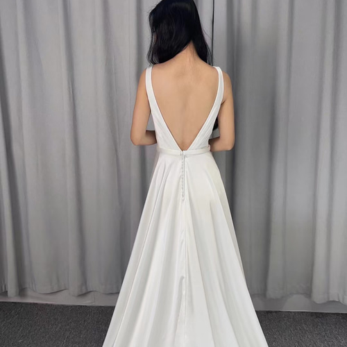 深めvネック くるみボタン 背中空き セクシー Aライン 白 光沢サテン