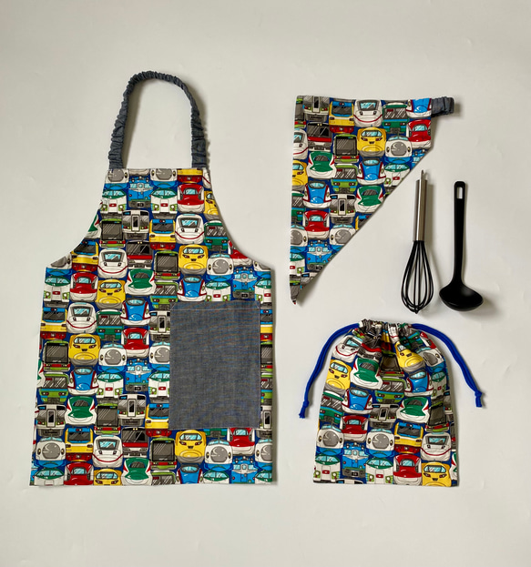 電車フェイス柄⭐︎100〜110子供エプロン、三角巾、巾着の３点セット　 1枚目の画像