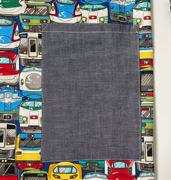 電車フェイス柄⭐︎100〜110子供エプロン、三角巾、巾着の３点セット　 4枚目の画像