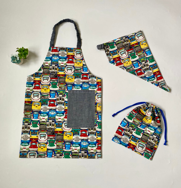 電車フェイス柄⭐︎120〜130子供エプロン、三角巾、巾着の３点セット　 1枚目の画像