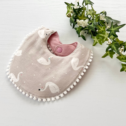 【送料無料】フリフリまんまるスタイ(チェリー×ホワイト) 送料無料】フリフリまんまるスタイ(チェリー×ホワイト) 送料無料