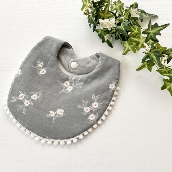 【数量限定】【✨出産祝いにも✨】ナチュラルで可愛い♡北欧風グレー小花のポンポンスタイ 1枚目の画像