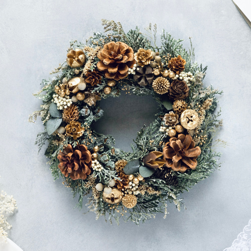 コフレ》雪降るヒノキのクリスマスリース 19cmとオーナメント リース