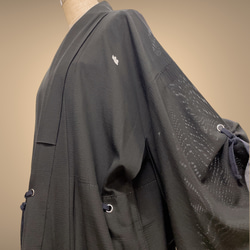 際立つ黒の品格作務衣コート 着物リメイク 羽織 重ね着 アウター 作務衣 撮影 書道家 陶芸 和装コート 黒 N606 9枚目の画像